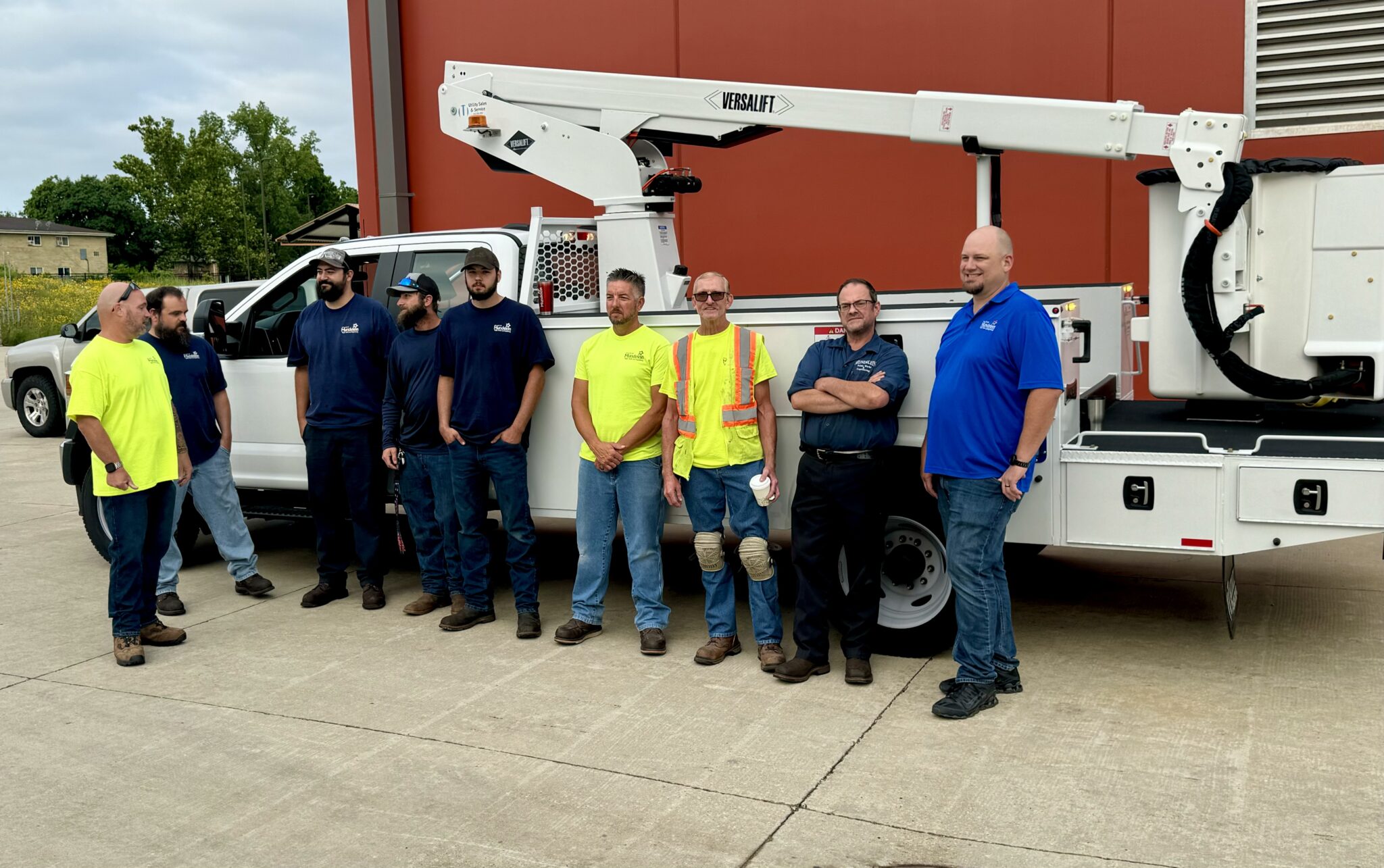 Village of Mundelein Picks Up New Versalift Bucket Truck from USSI