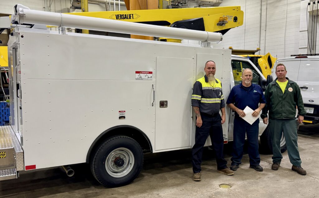 Versalift Vantel-29 on a Ford E-350 built by USSI for the Illinois Tollway